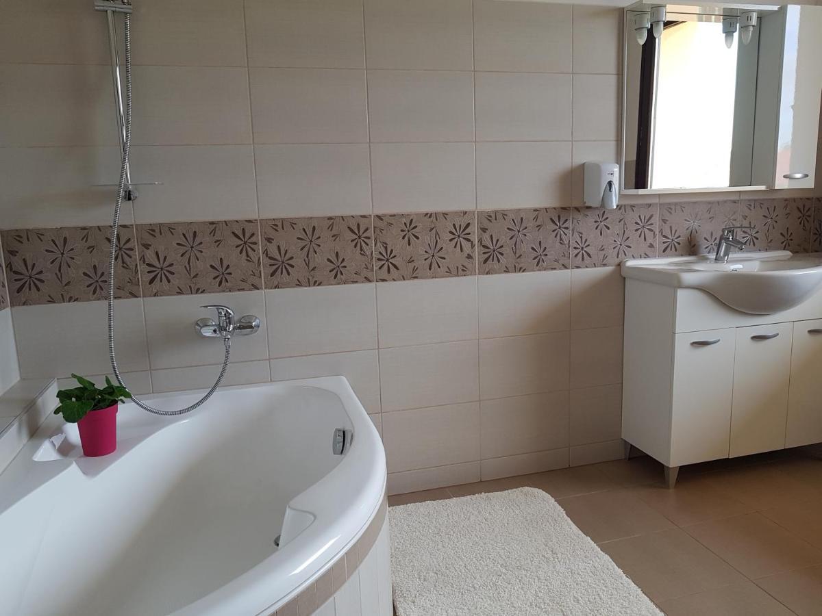 Monika Vendeghaz Hotel Morahalom Ngoại thất bức ảnh