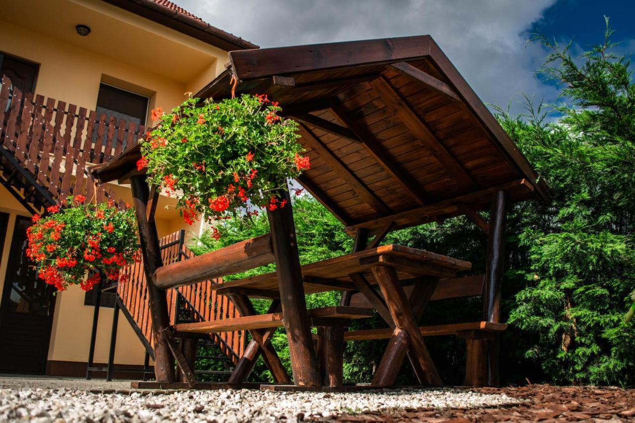 Monika Vendeghaz Hotel Morahalom Ngoại thất bức ảnh